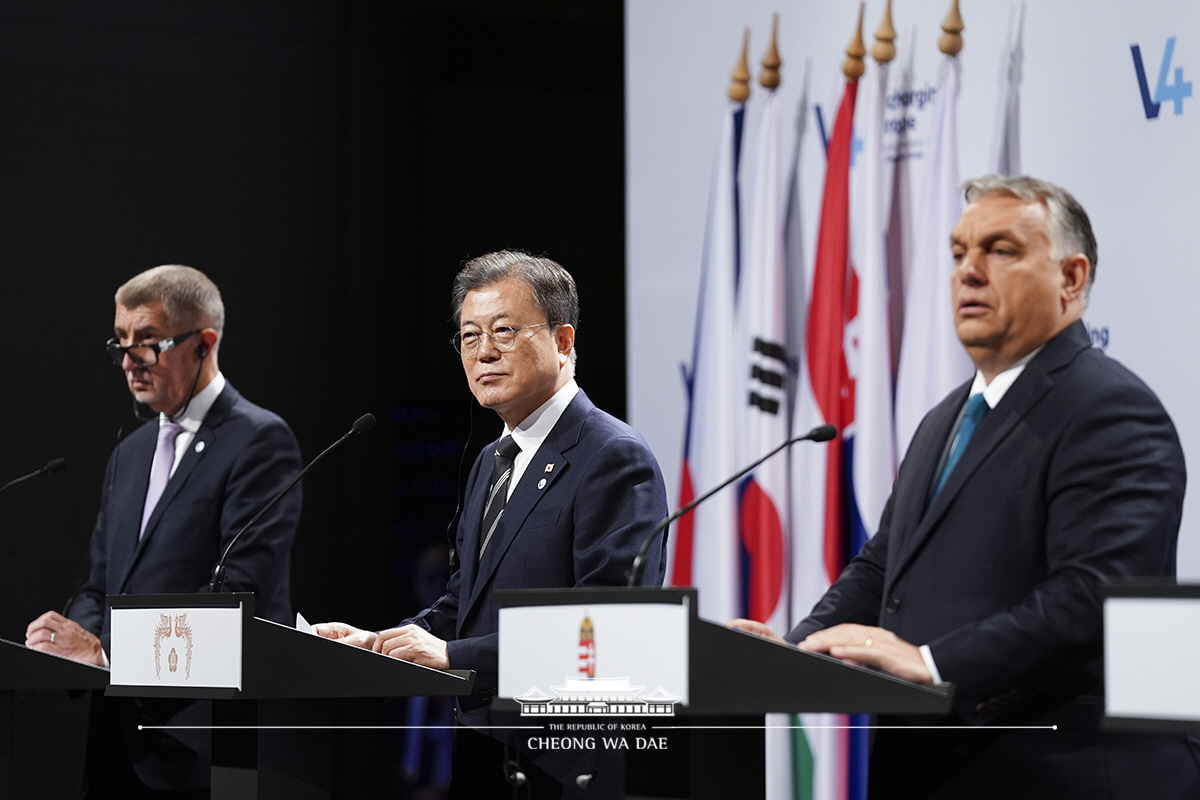 Attending the joint press conference following the V4-Korea Summit in Budapest, Hungary 