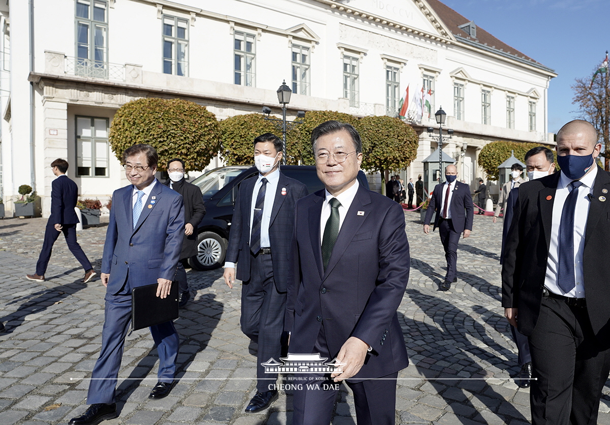 Meeting with members of the local Korean community welcoming the President to Budapest, Hungary 