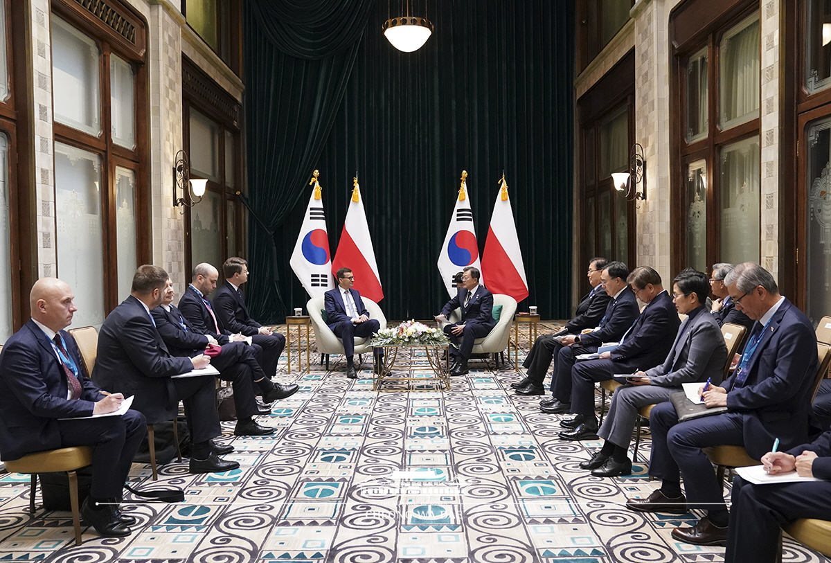 Attending the Korea-Poland Summit on the sidelines of the V4-Korea Summit in Budapest, Hungary 