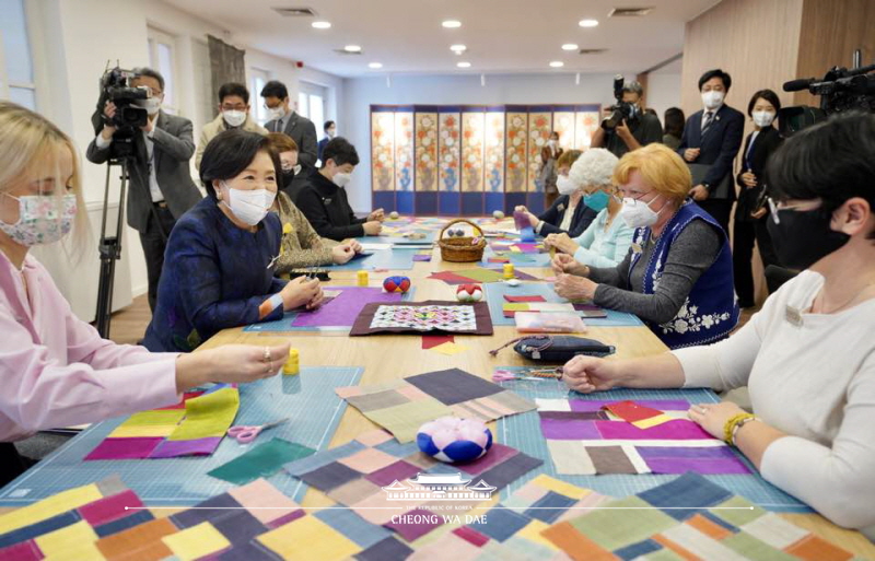 First Lady Kim Jung-sook visiting the Korean Cultural Center in Budapest, Hungary 