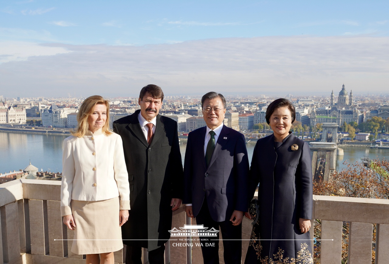 Holding preliminary talks prior to the Korea-Hungary Summit 