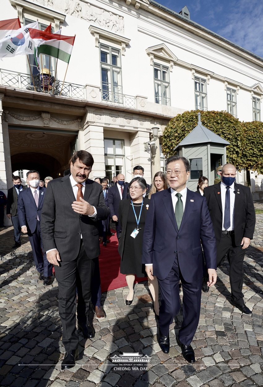 Attending a joint press conference following the Korea-Hungary Summit and being escorted by Hungarian President János Áder while departing the Presidential Palace 