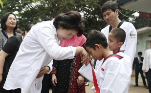 First Lady Kim Jung-sook meeting with a local taekwondo demonstration team in Indonesia