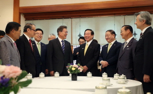 Meeting with a Delegation from the Japan-Korea Parliamentarians` Union at Cheong Wa Dae 