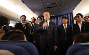 Speaking to the Press in the Presidential Airplane on the Way Back to Seoul Following his Trip to New York City to Attend the 72nd Session of the U.N. General Assembly 