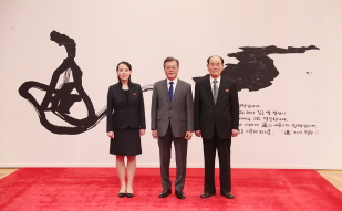 Meeting at Cheong Wa Dae with President Kim Yong-nam of the Presidium of the Supreme People`s Assembly and 1st Vice Director Kim Yo-jong of the Central Committee of the Workers’ Party of North Korea