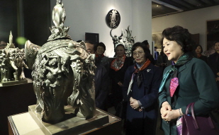 First Lady Kim Jung-sook visiting Han Meilin Art Museum