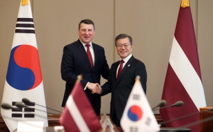 Holding a summit at Cheong Wa Dae with President Raimonds Vejonis of Latvia