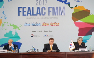 Attending the Opening Ceremony of the Foreign Ministers` Meeting of the Forum for East Asia-Latin America Cooperation held in Busan 