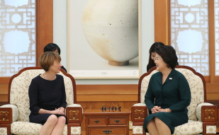 First Lady Kim Jung-sook meeting with German First Lady Elke Büdenbender at Cheong Wa Dae