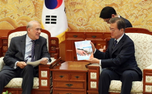 Meeting with Secretary-General of the OECD Angel Gurria at Cheong Wa Dae