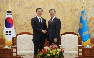 Meeting with Chinese special envoy Han Zheng, a member of the Politburo Standing Committee of the Communist Party of China, at Cheong Wa Dae 