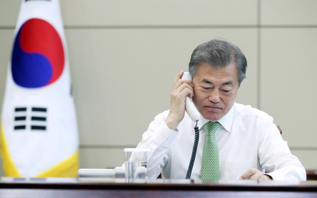 Speaking on the phone with Chinese President Xi Jinping at Cheong Wa Dae 