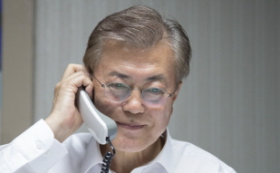 Speaking by Telephone with U.S. President Donald Trump Who Congratulates President Moon on His Election