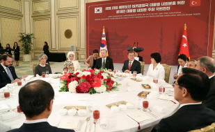 Attending the state banquet to welcome the Turkish President and First Lady at Cheong Wa Dae