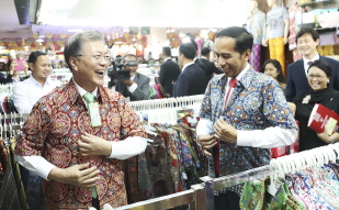 Visiting a local mall in Bogor with Indonesian President Joko Widodo 