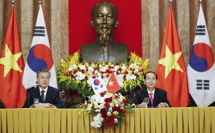 Attending an MOU signing ceremony and a joint press conference following the Korea-Vietnam Summit