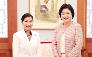 First Lady Kim Jung-sook Meeting with Yumi Hogan, the Wife of Larry Hogan, the Governor of Maryland, at Cheong Wa Dae