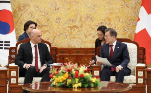 Holding a summit at Cheong Wa Dae with President Alain Berset of the Swiss Confederation