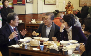 President Moon Jae-in and First Lady Kim Jung-sook eating breakfast at a restaurant in Beijing