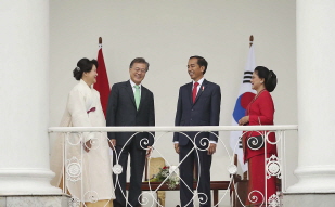 Brief conversation on the veranda of the Bogor Presidential Palace 