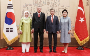 Posing with President Recep Tayyip Erdoğan of the Republic of Turkey for a commemorative photo 