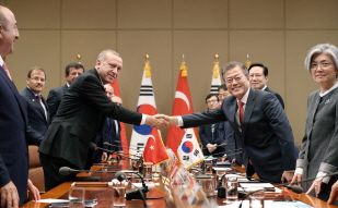 Attending the Korea-Turkey expanded summit at Cheong Wa Dae 