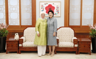 First Lady Kim Jung-sook conversing with Turkish First Lady Emine Erdoğan at Cheong Wa Dae