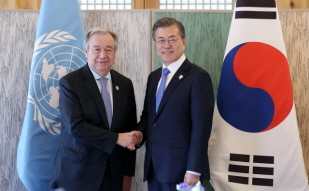 Holding a working luncheon with U.N. Secretary-General Antonio Guterres in Gangneung, Gangwon-do Province