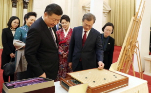 Looking at President Xi Jinping`s present during a state banquet