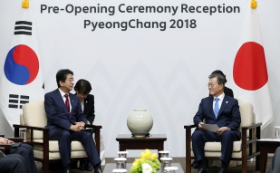 Holding a summit with Japanese Prime Minister Shinzo Abe in PyeongChang 