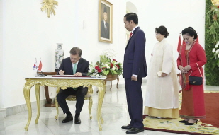 Posing for a commemorative photo and signing the guestbook