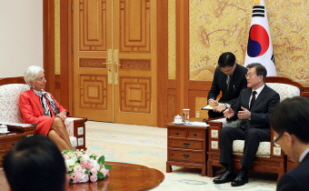 Meeting with Christine Lagarde, the Managing Director of the International Monetary Fund, at Cheong Wa Dae