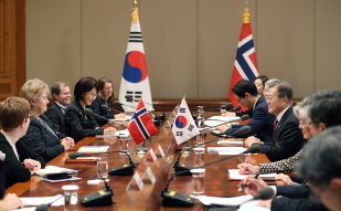 Holding a summit with Norwegian Prime Minister Erna Solberg at Cheong Wa Dae