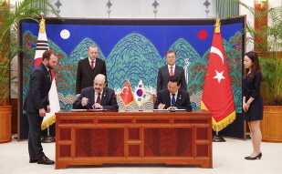 Attending the Korea-Turkey MOU signing ceremony at Cheong Wa Dae 