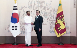 Sri Lankan President Maithripala Sirisena signing the guestbook at Cheong Wa Dae 