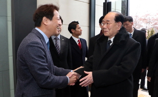 Presidential Chief of Staff Im Jong-seok hosting a dinner for North Korea’s high-level delegation