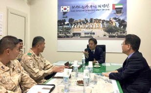 Presidential Chief of Staff Im Jong-seok visiting with the Korean troops of the Akh Unit stationed in the United Arab Emirates 