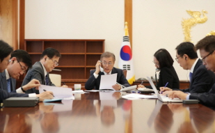 Speaking by Telephone with Chinese President Xi Jinping Who Congratulates President Moon on His Election