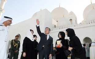 Paying a visiting to the Sheikh Zayed Grand Mosque in Abu Dhabi 