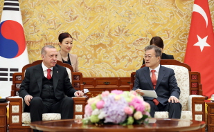 Attending the Korea-Turkey summit at Cheong Wa Dae