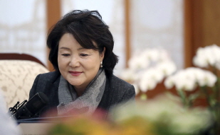 First Lady Kim Jung-sook reciting a poem for The Poem For You, a poetry reciting website in China 