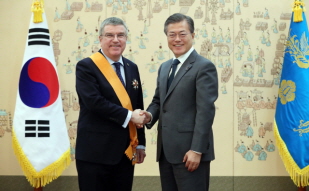 Presenting IOC President Thomas Bach with the Order of Sport Merit