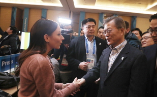 Meeting with domestic and foreign journalists who are covering the PyeongChang Olympic Winter Games at the Main Press Centre in PyeongChang 