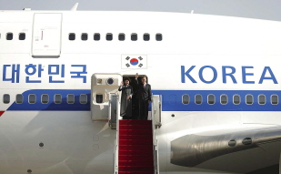 Departure ceremony at Seoul Air Base in Seongnam, Gyeonggi-do Province 