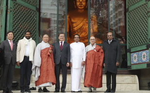 Visiting Jogyesa Temple with Sri Lankan President Maithripala Sirisena as a way to build friendship