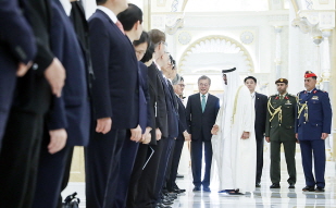 Attending the official welcoming ceremony at the Presidential Palace in Abu Dhabi