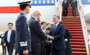 Arriving at Seoul Air Base in Seongnam, Gyeonggi-do Province