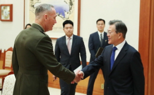 Meeting with General Joseph F. Dunford, the Chairman of the Joint Chiefs of Staff, at Cheong Wa Dae 