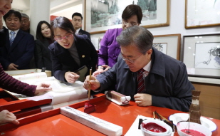 Visiting an old stationery, calligraphy and painting shop on Liulichang Antique Street in Beijing